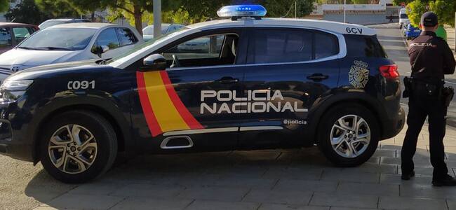 Los agentes tuvieron que llamar a los bomberos para entrar en el local