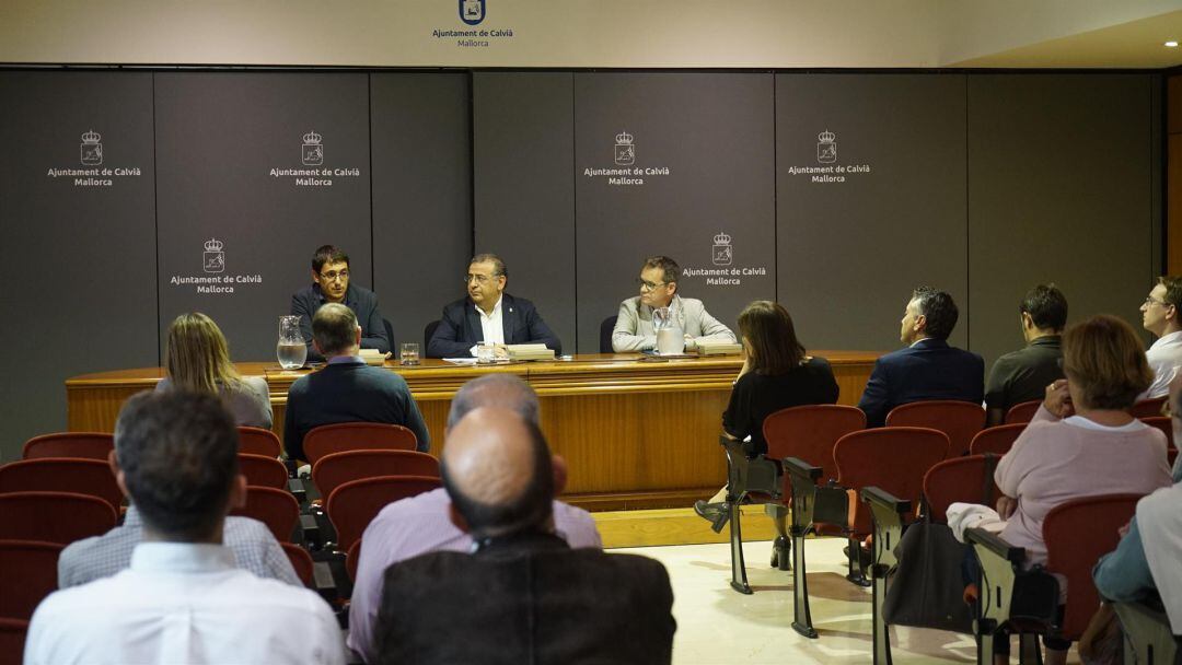 El conseller Iago Negueruela y el alcalde Alfonso Rodríguez se reúnen en el Ayuntamiento de Calvià.