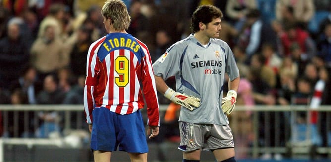 El jugador del Atlético de Madrid, Fernando Torres, junto al portero madridista Iker Casillas, durante el partido contra el Real de Madrid