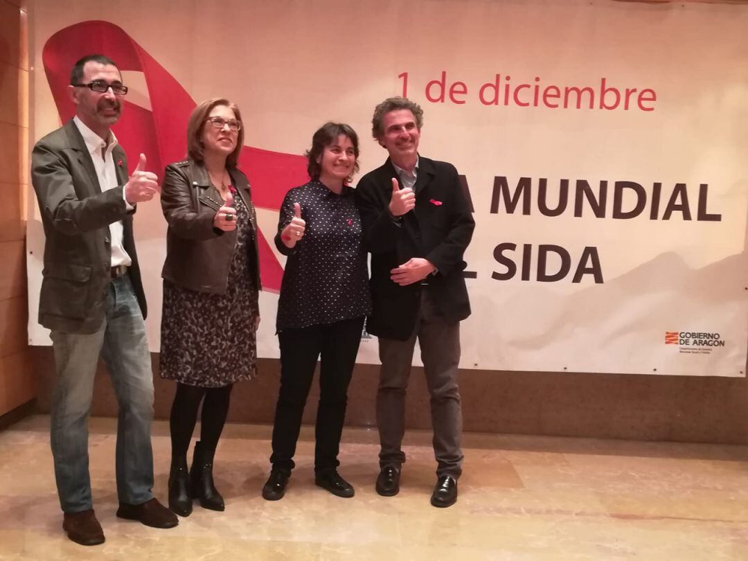 Luis Pradas, de la Asociación Mucha VIHda, la consejera de Sanidad, Pilar Ventura, la vicealcaldesa, Luisa Broto, y el director general de Salud Pública, Francisco Javier Falo 