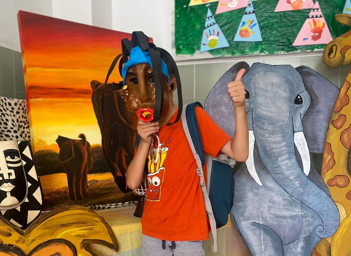 Uno de los niños disfrutando de un taller de manualidades en la Escoleta de Verano subvencionada por Cáritas.