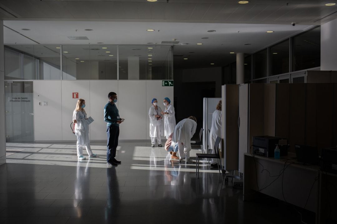 Varias enfermeras vacunan a un profesional sanitario con la vacuna de Pfizer-BioNtech contra el COVID-19 en el Hospital de Sant Pau de Barcelona.