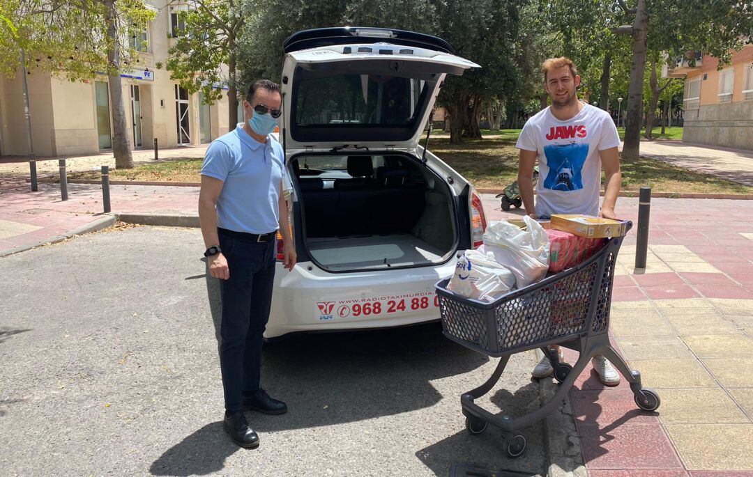 Donación de alimentos de la familia Capitán que fue recogida por uno de los taxistas de Radio Taxi Murcia y entregada al Banco de Alimentos del Segura