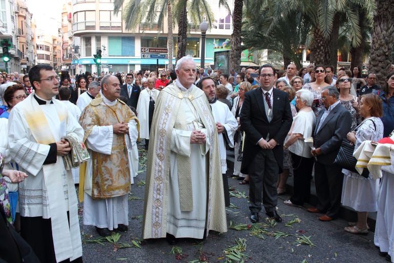 El cardenal, Carlos Amigo, en la procesión del Corpus Christi