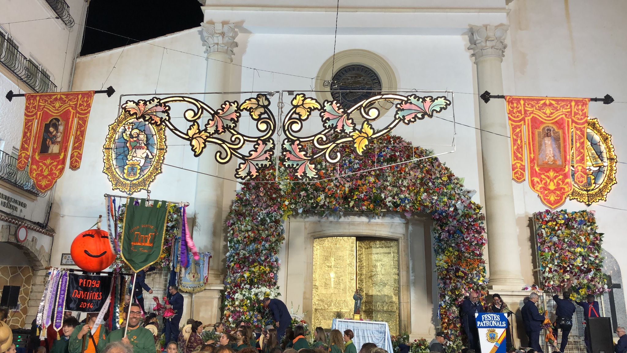 La ofrenda floral concluye en la Iglesia de San Jaime y Santa Ana