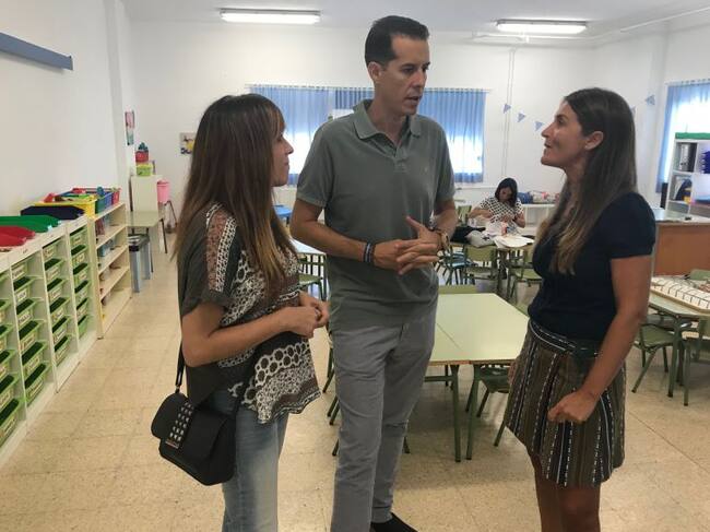 Rubén Alfaro, alcalde de Elda, y la concejala de Educación, Laura Rizo, han visitado el colegio Juan Rico y Amat de Elda