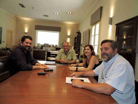 Reunión de responsables municipales con el director general de Comercio de la GVA, Natxo Costa.