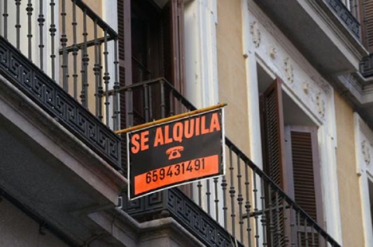 Letrero de &quot;Se Alquila&quot; en un balcón de una vivienda en Madrid. 