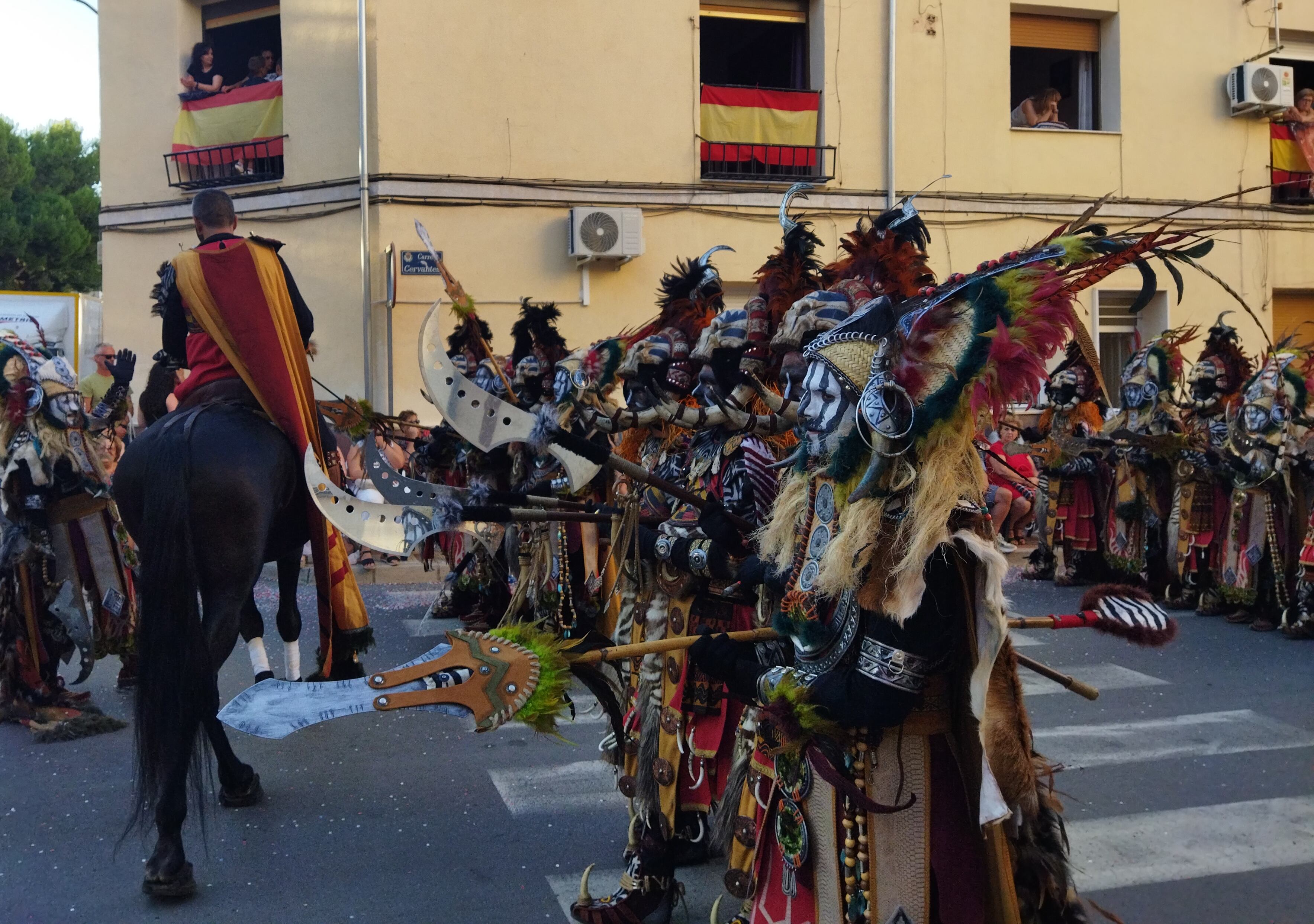Imagen de una escuadra desfilando durante la entrada de Moros y Cristianos de Castalla el 1 de septiembre de 2025.