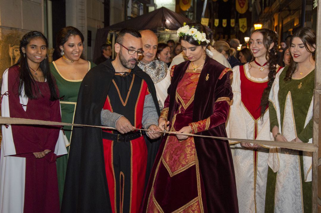 El alcalde de Vila-real, José Benlloch, con la reina de las fiestas.
