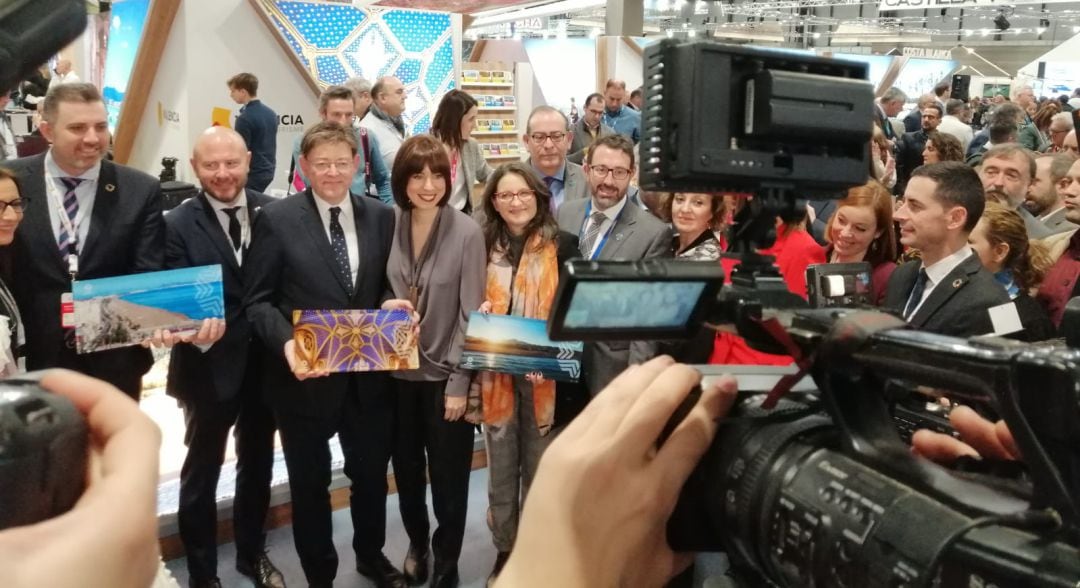 Ximo Puig y Mónica Oltra junto a la alcaldesa de Gandia en Fitur  