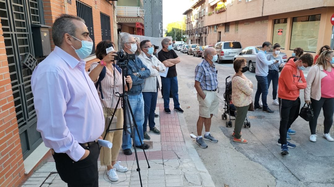 El alcalde de San Fernando de Henares, Javier Corpa, junto a vecinos afectados por la línea 7b de Metro.