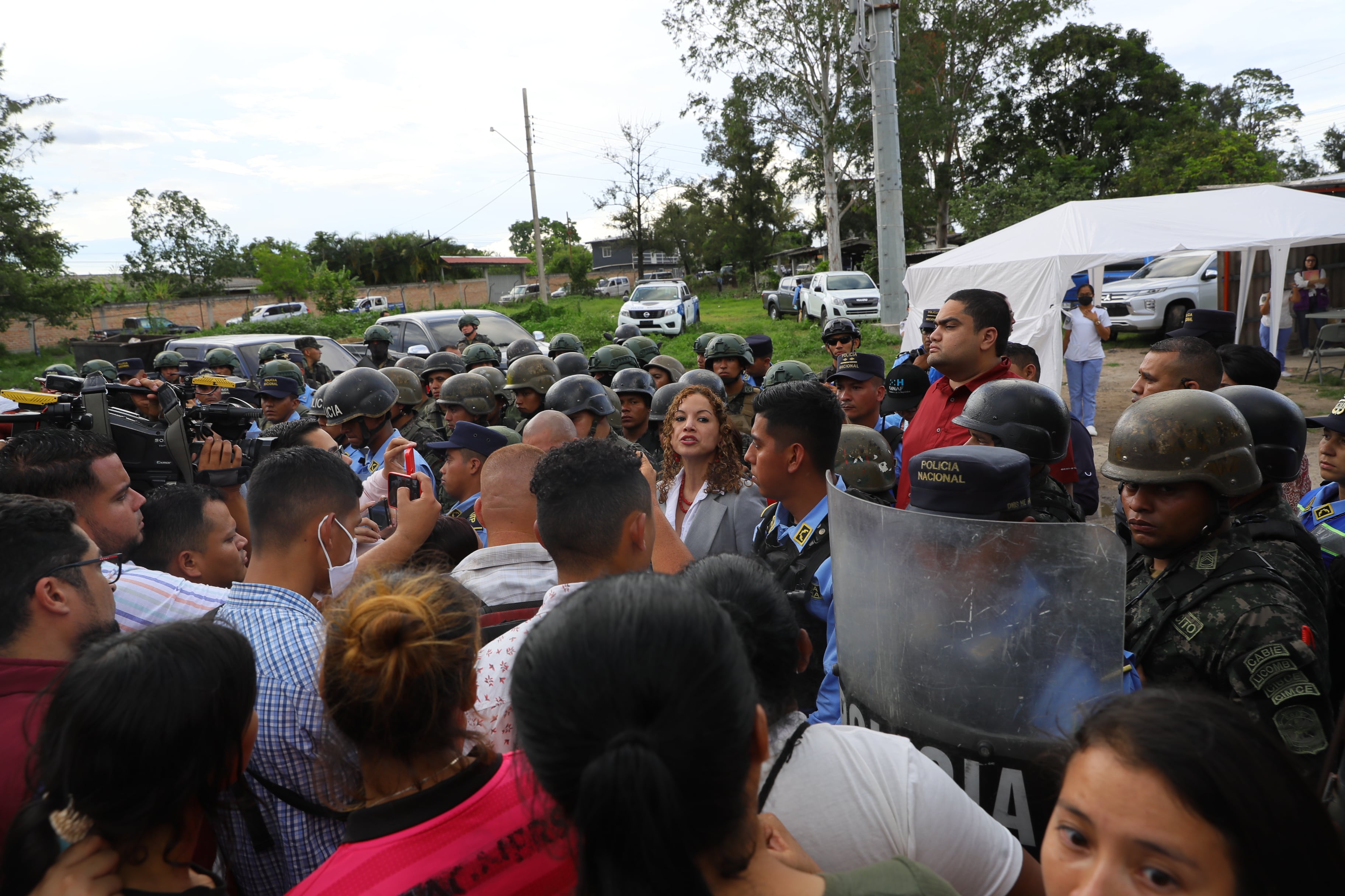 Familiares y periodistas esperan por información en el penal donde al menos 46 personas fallecieron en una reyerta y un incendio registrados en el Centro Femenino de Adaptación Social (Cefas).