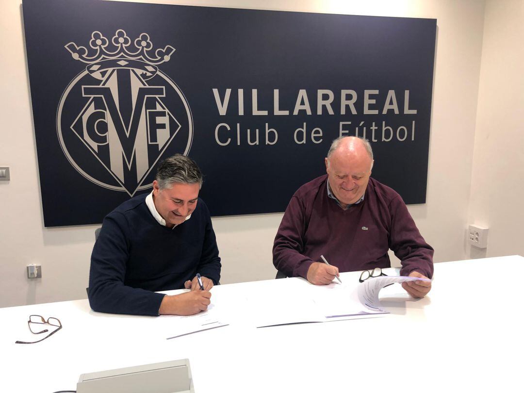 Vicente Cabanes (I), Pte. del Élitei Project, firmando el convenio con el Vpte. del Villarreal, J. Manuel Llaneza