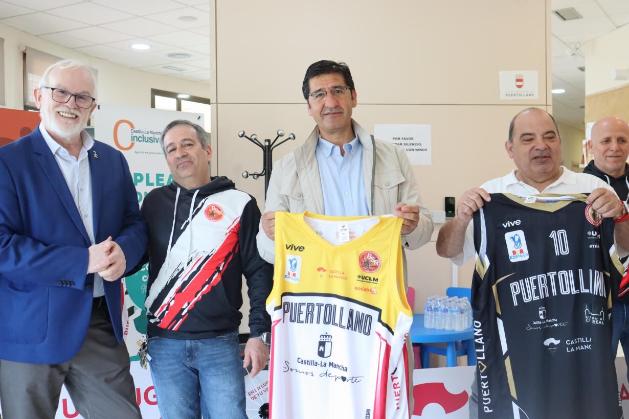 José Manuel Caballero posa con la camiseta del BSR Puertollano