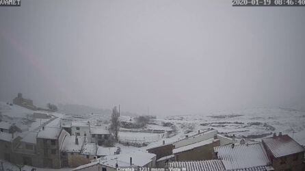 En Coratxà, el pueblo más alto de la Tinença de Benifassà, en el norte de la provincia de Castellón, ya se han despertado esta mañana con una fina capa de nieve