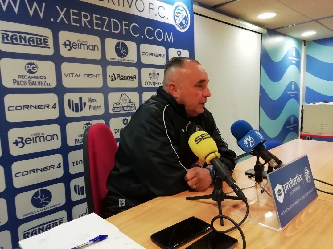 Josu Uribe durante la rueda de prensa en Chapín