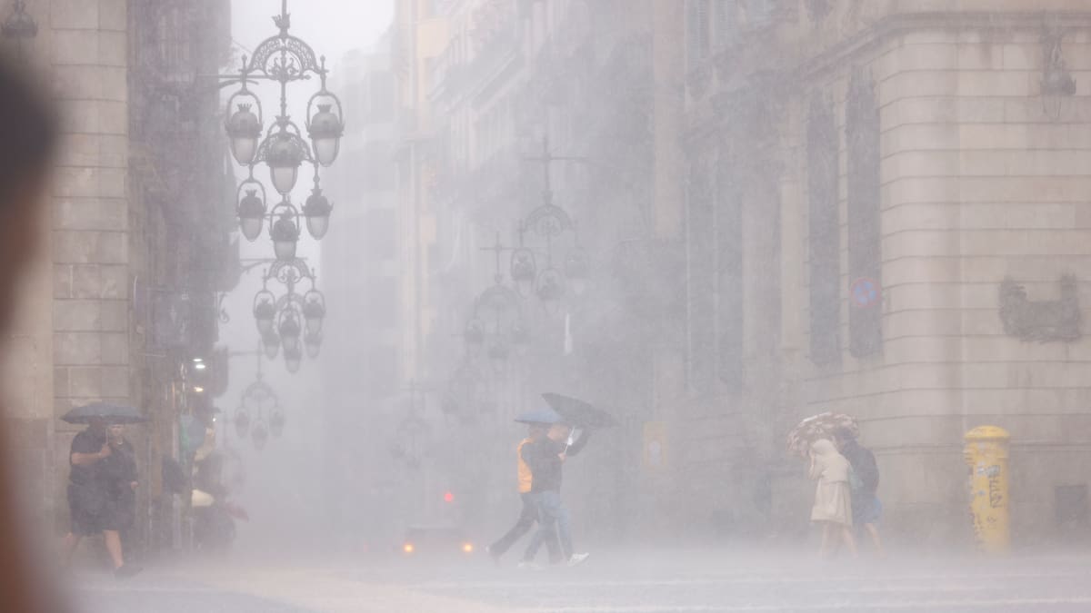 Pendents de la pluja: un front de tempestes escombra Catalunya i provoca inundacions i talls de carreteres