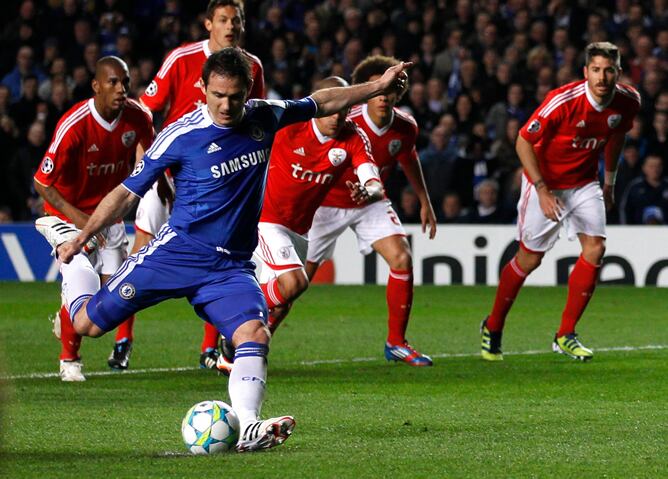 El jugador del Chelsea se dispone a lanzar la pena máxima frente al Benfica