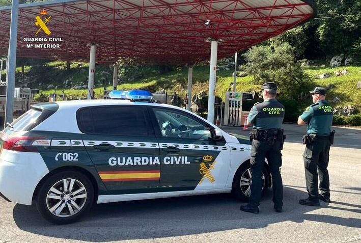 Efectivos de la Guardia Civil en una gasolinera de Hoznayo