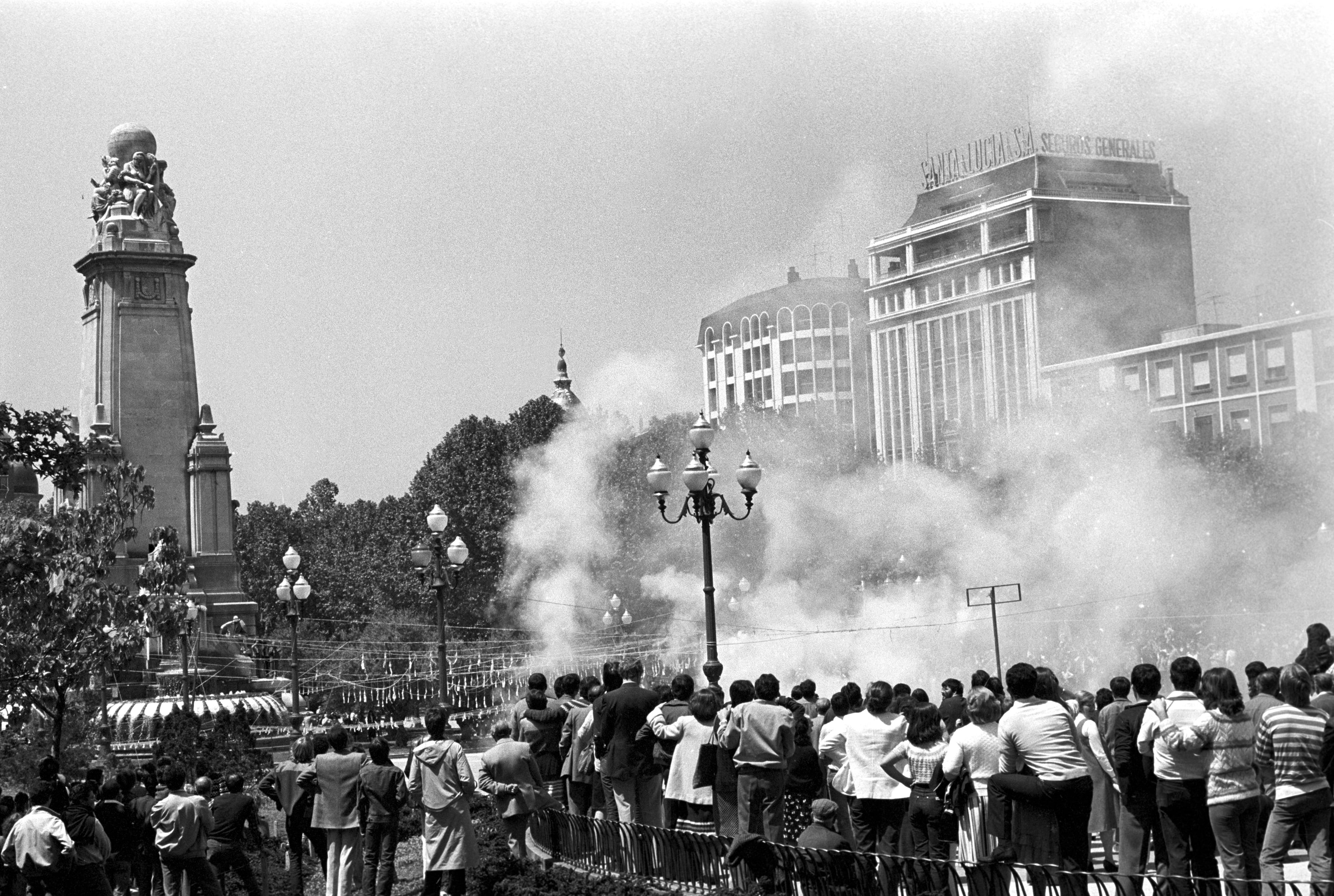 Madrid, 9-5-1982.- Mascletá celebrada en la Plaza de España, dentro de los actos organizados por el Ayuntamiento de Madrid con motivo de las fiestas de San Isidro, patrón de la ciudad. c.t.