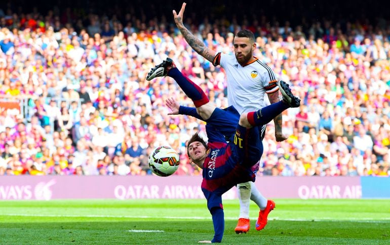 El central argentino, en una acción con Leo Messi.