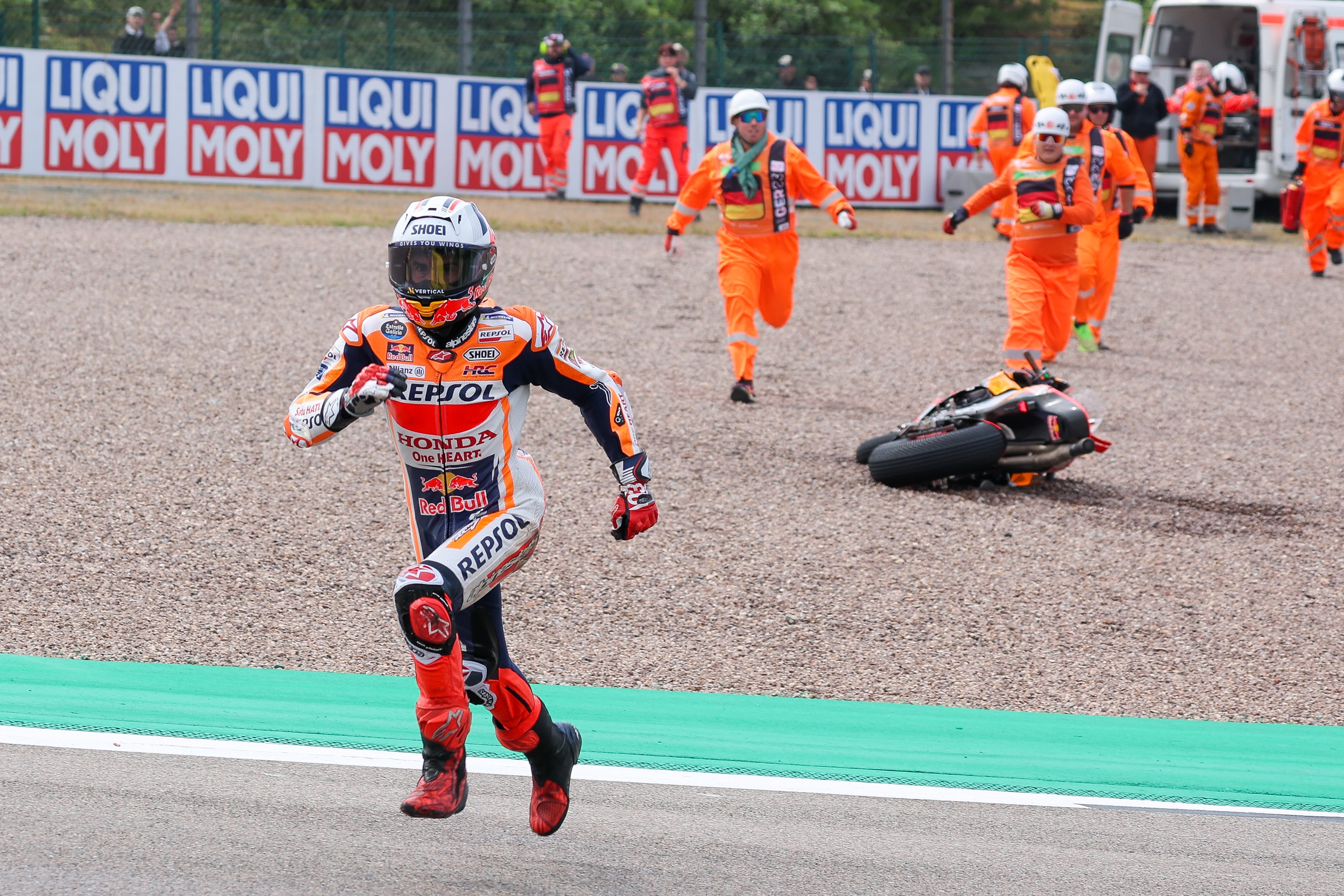 Márquez corre hacia el taller a buscar la segunda moto después de caer en la Q2.