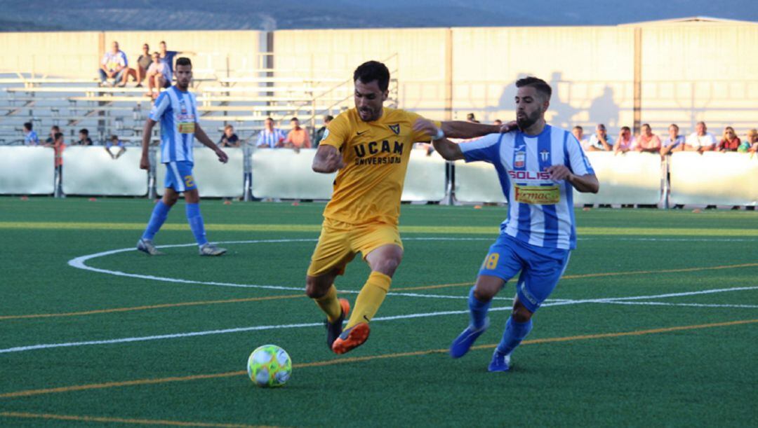 Chavero recibiendo el balón