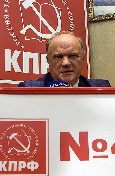 El líder del Partido Comunista, Gennady Zyuganov, comparece ante los medios