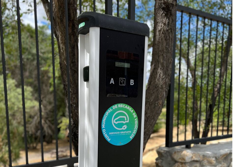 Los puntos, ya en funcionamiento, se encuentran en el aparcamiento público de la M-608 junto a la gasolinera y en las plazas de aparcamiento de la avenida de La Pedriza