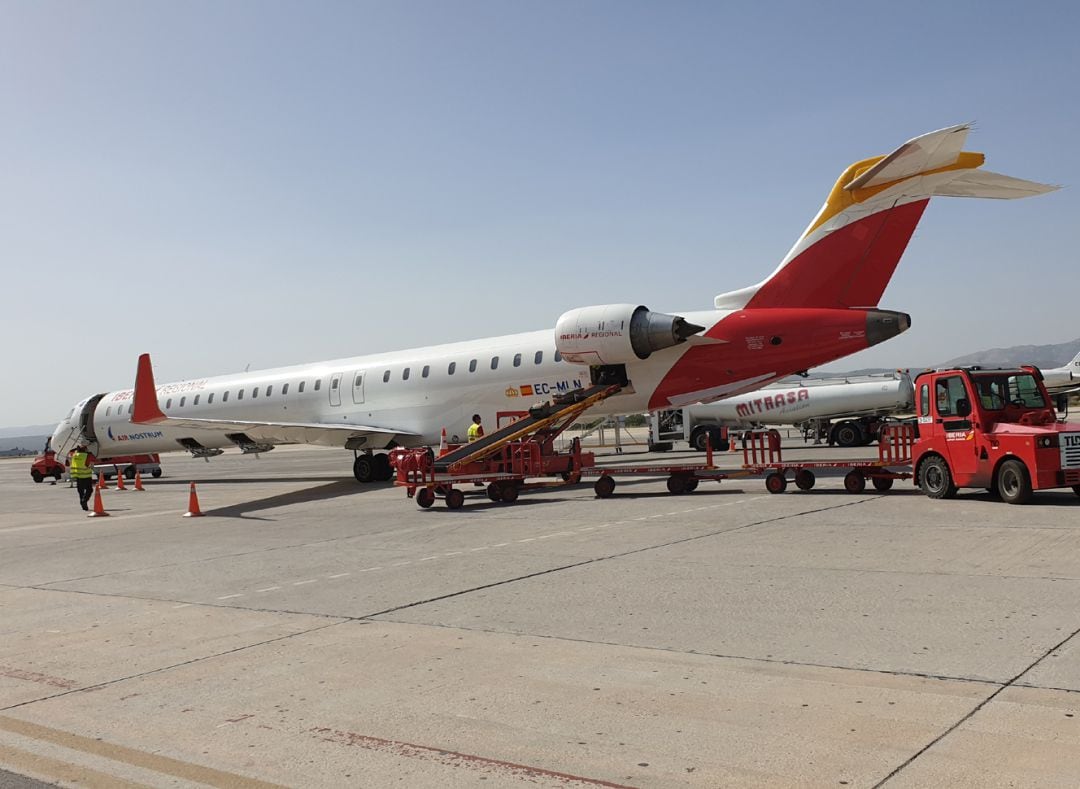 Avión en pista en el Aeropuerto Federico García Lorca Granada-Jaén