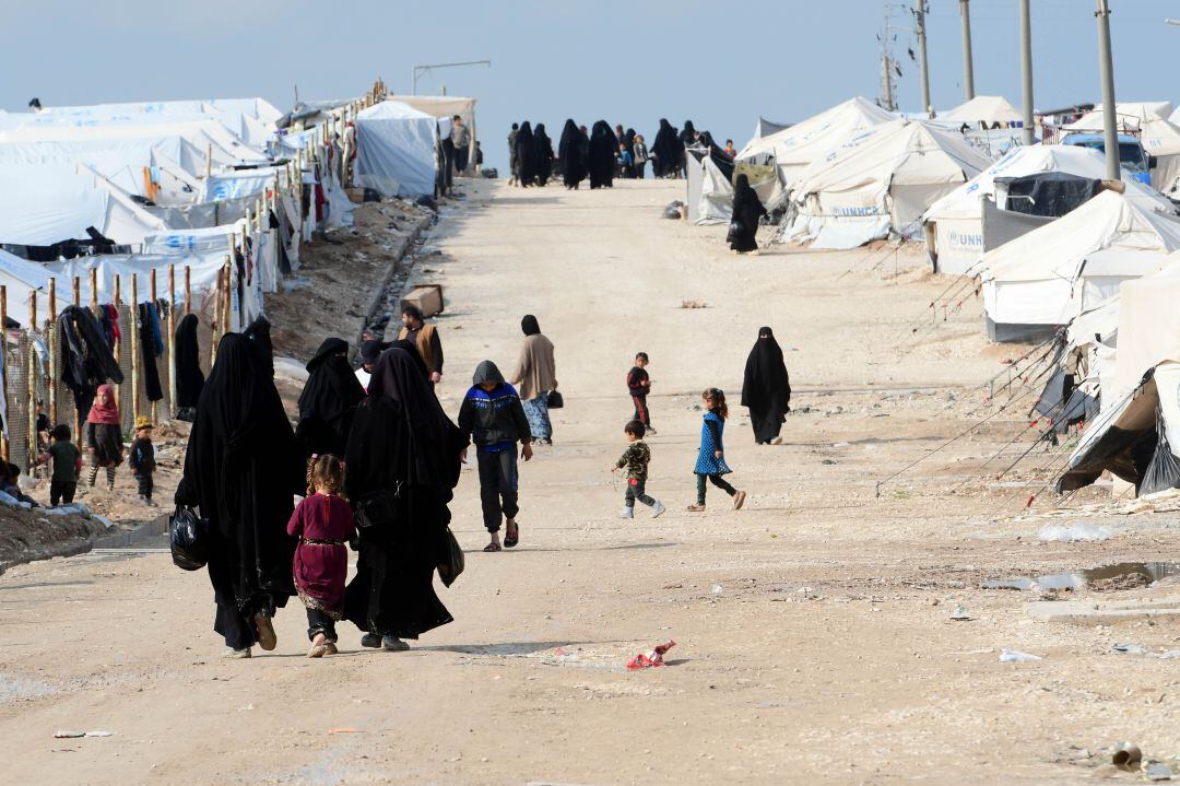 Mujeres con velo, que viven en el campamento de al-Hol que alberga a familiares de miembros del grupo del Estado Islámico (IS)