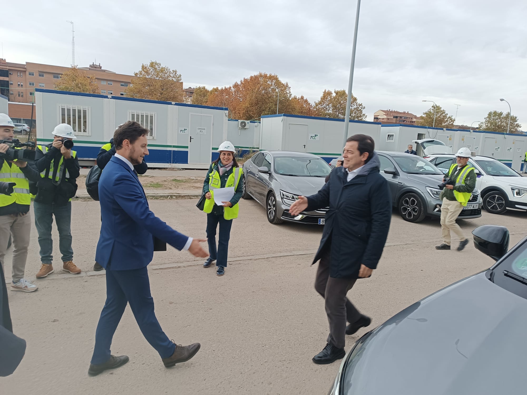 Mañueco ha sido recibido por el alcalde de Aranda a su llegada a las obras del hospital