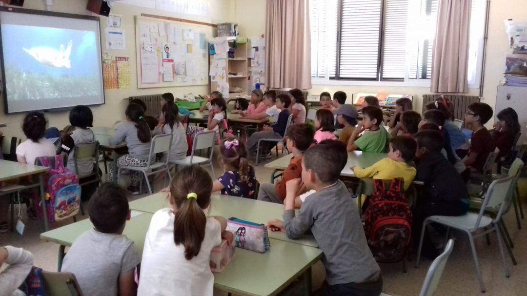Imagen de archivo de niños en la escuela