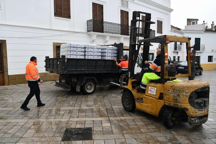 Entrega de productos en Cáritas