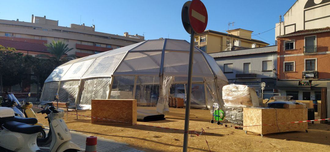 Montaje de la carpa en el solar del antiguo ambulatorio, en la calle Marqués de Campo.