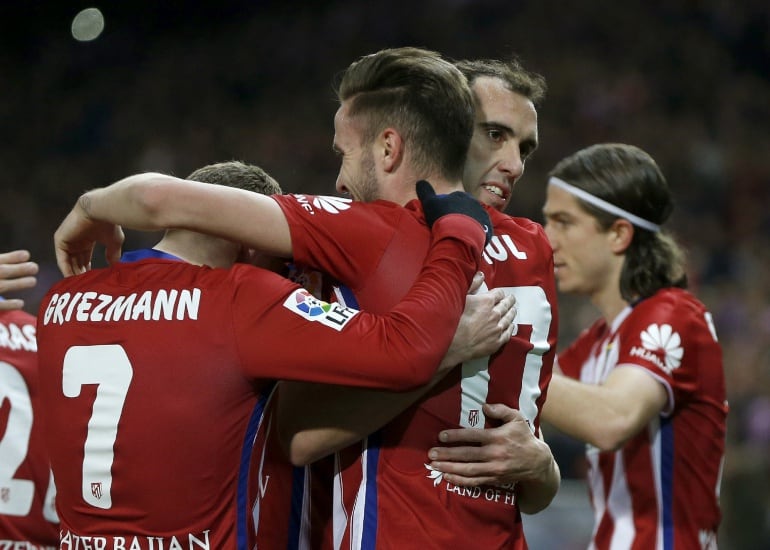 El centrocampista del Atlético de Madrid Saúl Ñíguezcelebra el gol con el delantero Antoine Griezmann y el defensa Diego Godín.