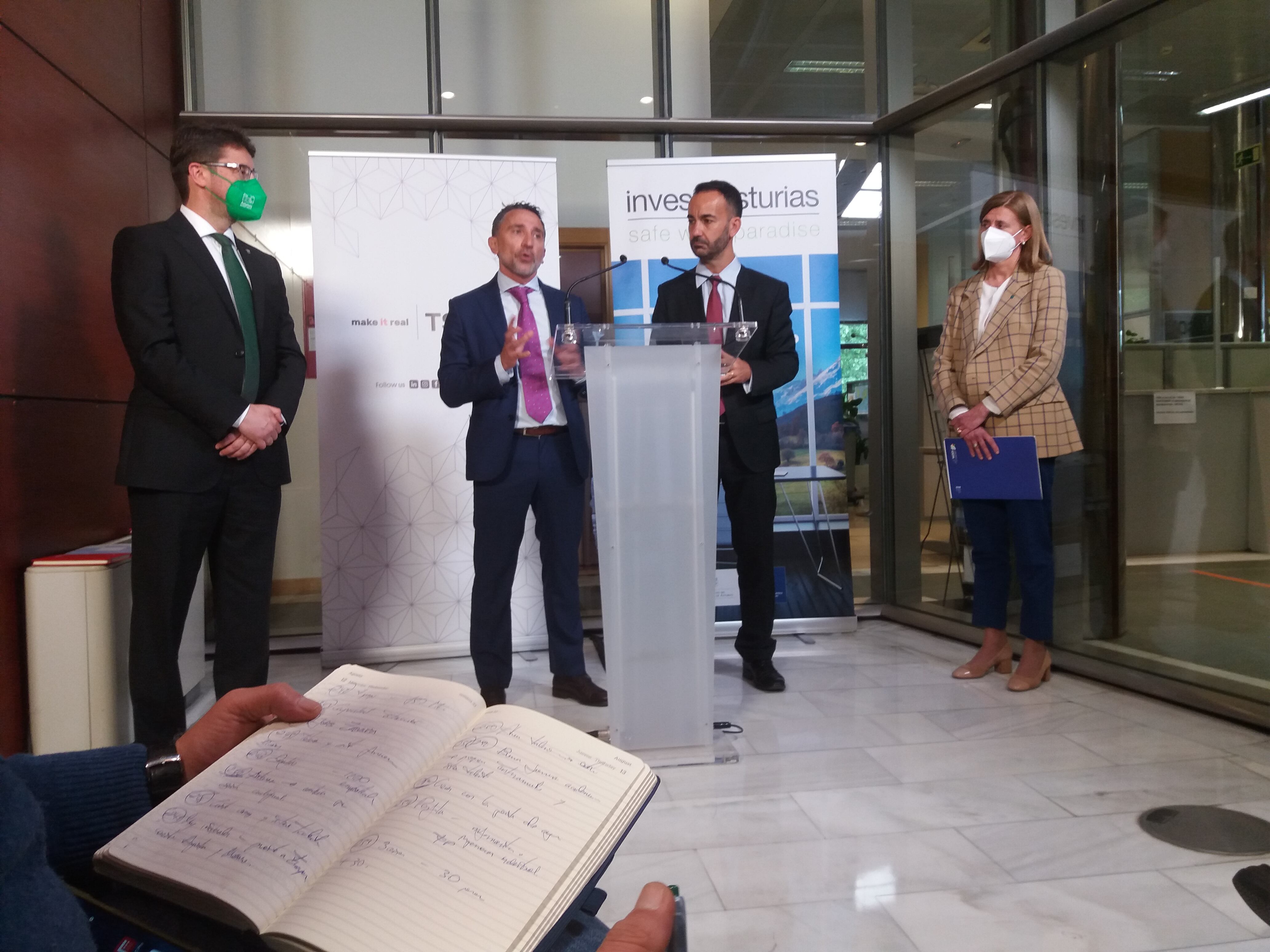 El consejero Enrique Fernández (izq.), junto a Guillermo Lillo y Jorge Zabaleta de Tsoft y Eva Pando del Idepa (Drcha.) en un momento del acto de presentación