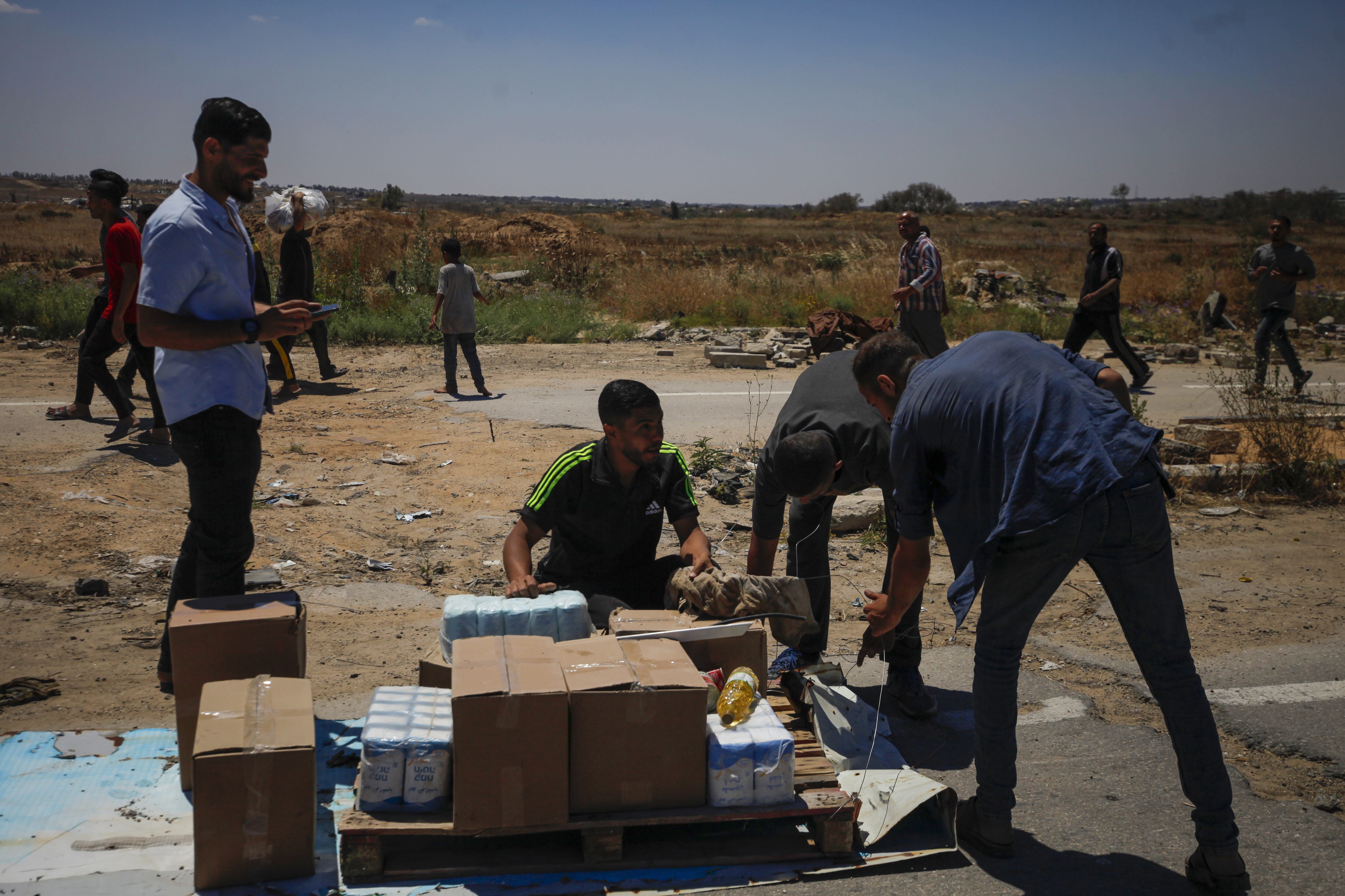 Palestinos recogen la ayuda humanitaria en el corredor de Netzarimen el centro de Gaza