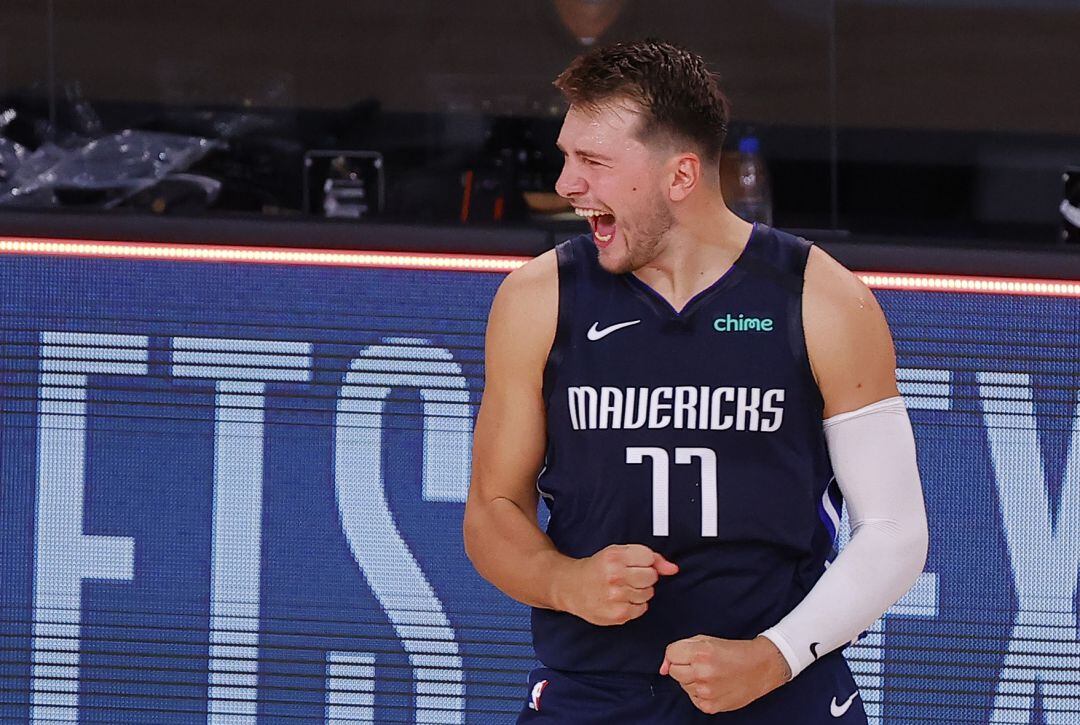 Luka Doncic celebra su triple ganador ante los Clippers.