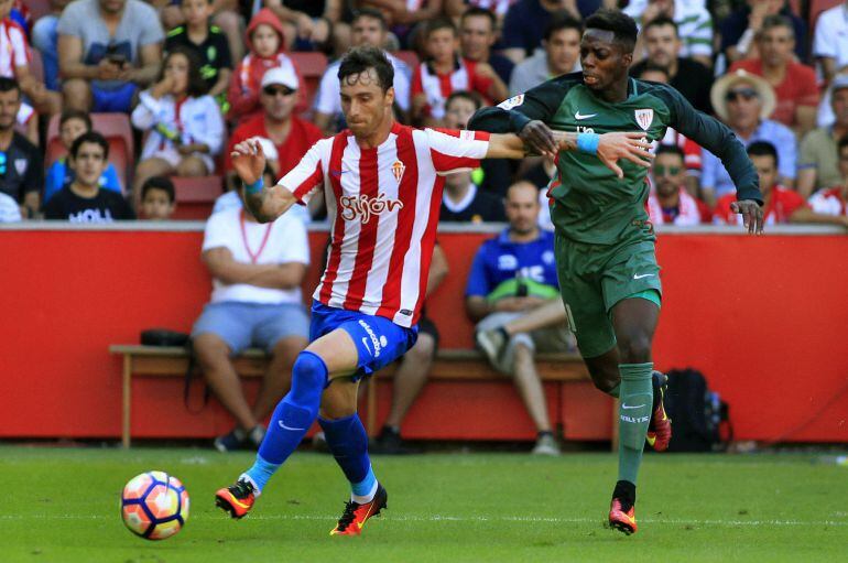 Fernando Amorebieta e Iñaki Williams, en el Sporting - Athletic de la primera jornada de la Liga.
