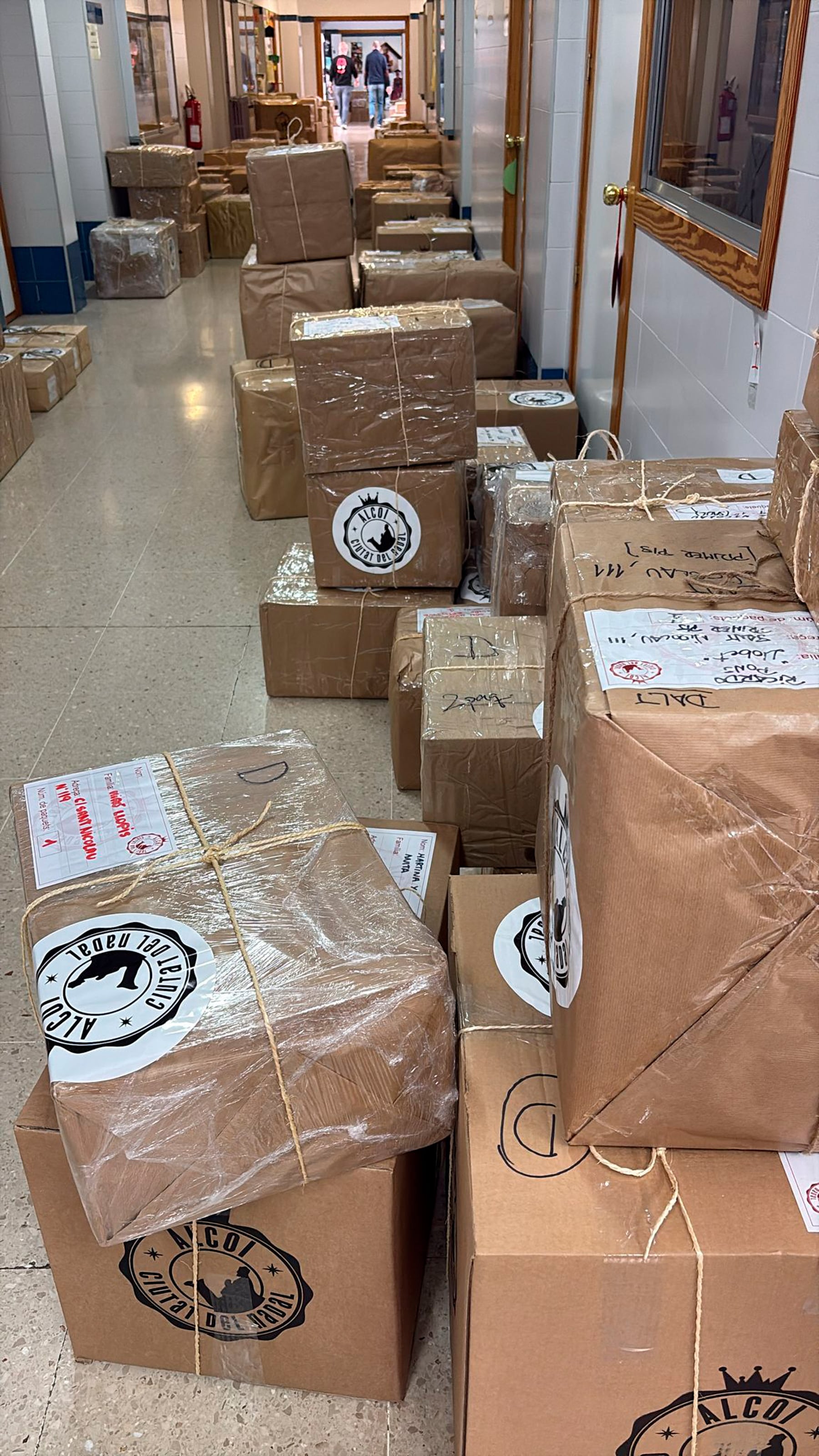 Imagen de uno de los pasillos del instituto lleno de paquetes