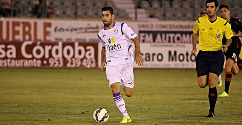 Mario Martos conduce un balón en un partido de su anterior etapa en el Real Jaén CF.