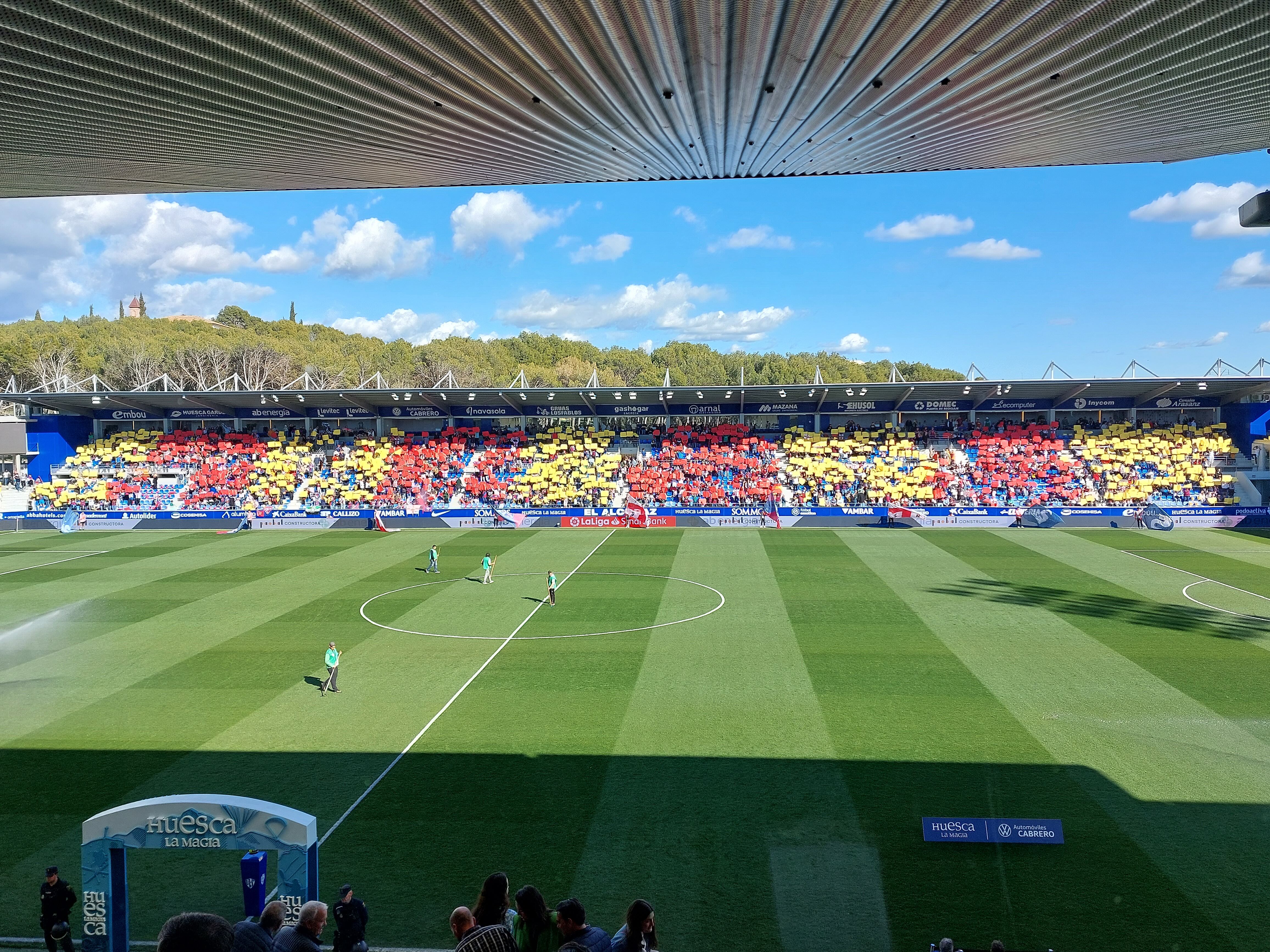 Mosaico con la bandera de Aragón antes de iniciarse el partido en la grada de general