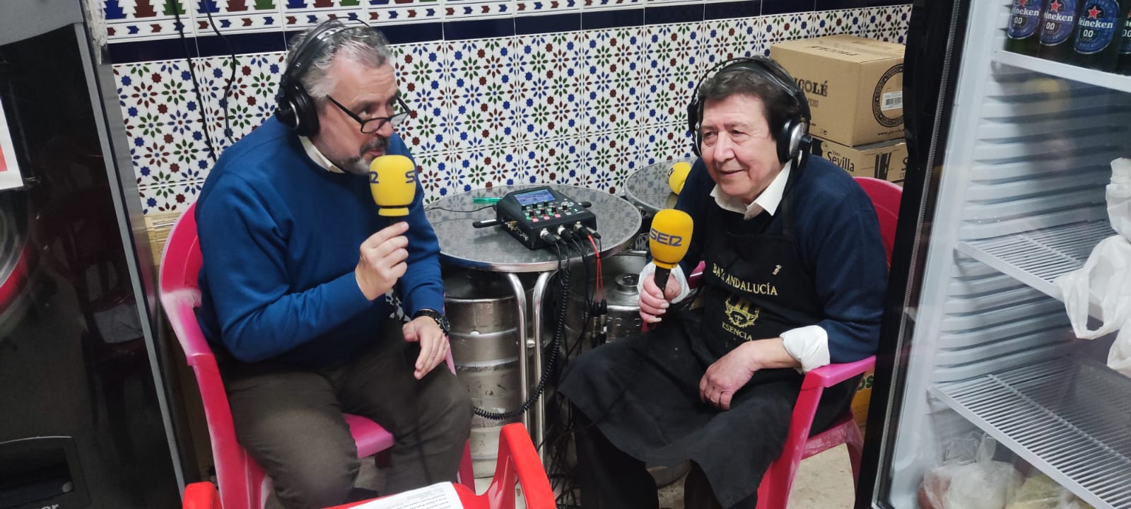 Antonio Luna, a la derecha de la imagen, abrió las puertas de su establecimiento a los micrófonos de Cruz de Guía