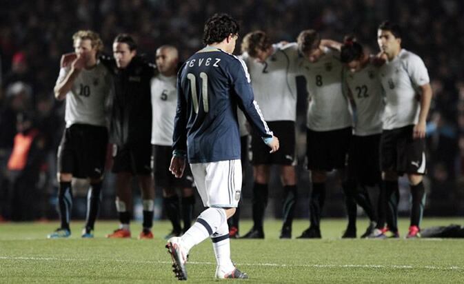 El jugador de la selección argentina Carlos Tévez se lamenta, después de que el arquero de Uruguay le atajara el penalti durante tanda en la que Argetina quedó eliminada de la Copa América 2011