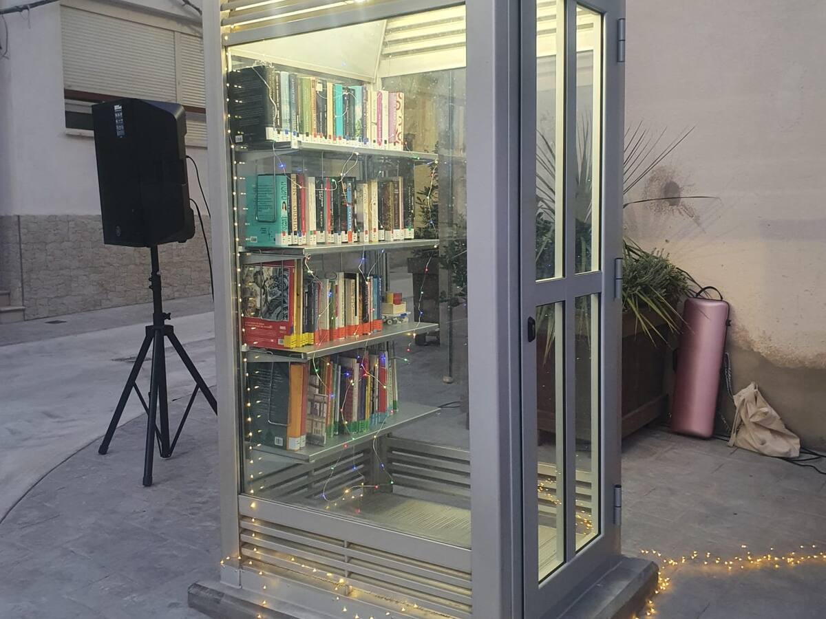 Pradejón estrena un punto de lectura fijo en una antigua cabina de teléfono