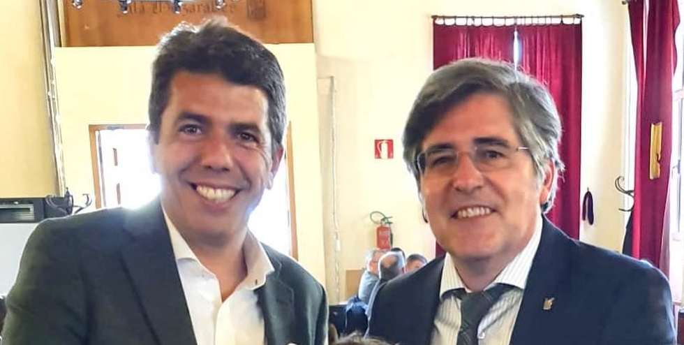 Carlos Pastor, candidato del PP a la alcaldía de Alcoy junto a Carlos Mazón en las fiestas de Moros y Cristianos 2022