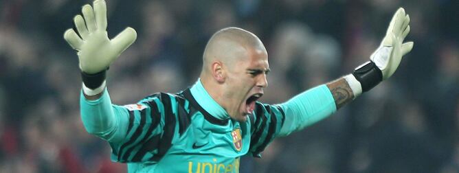 Víctor Valdés celebra uno de los goles de Pedro