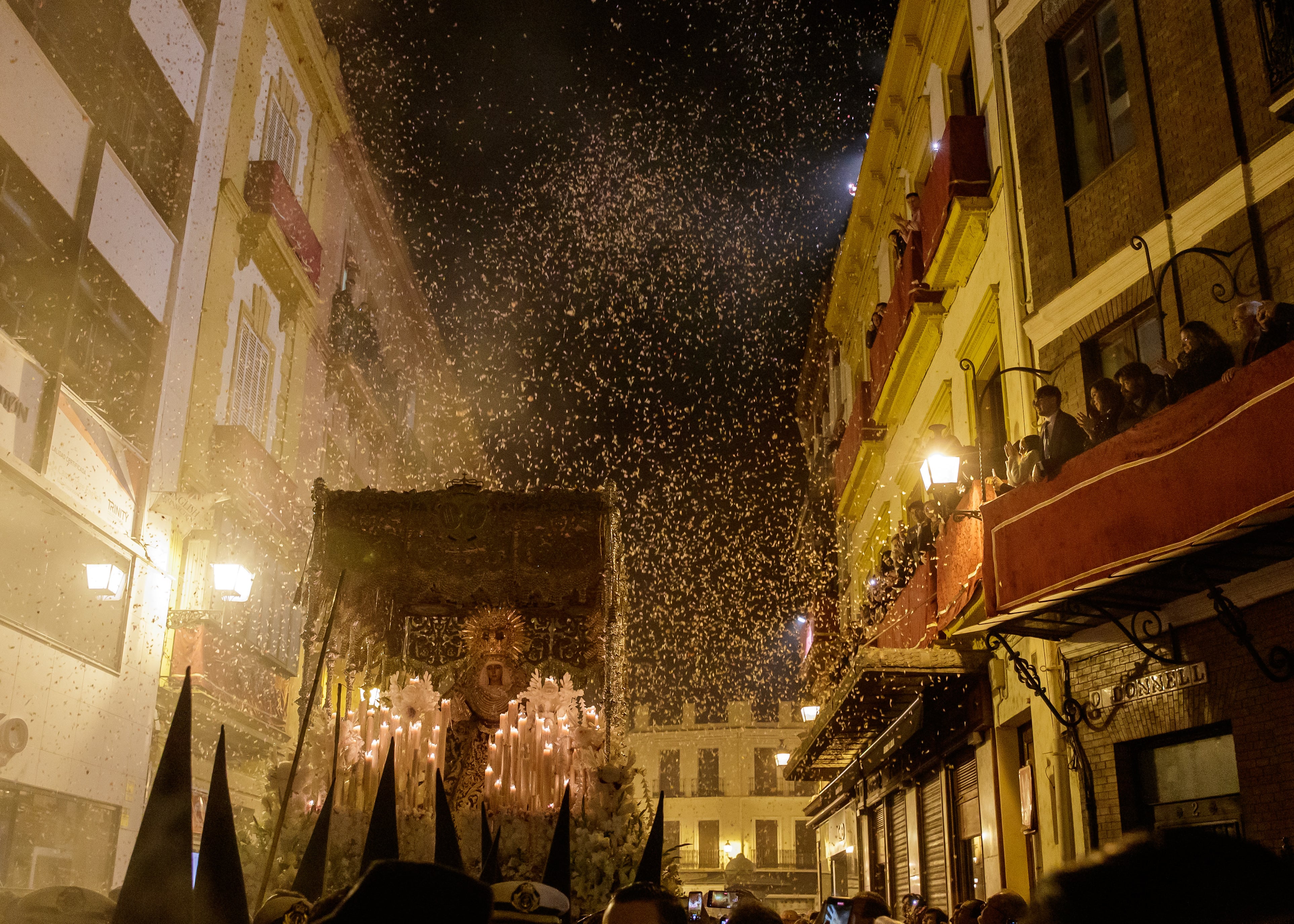 La Virgen de la Esperanza de Triana bajo una lluvia de pétalos a su entrada en La Campana.